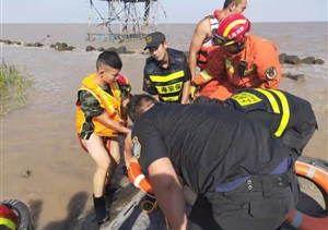 男女游客涨潮被困礁石上 宗保特保及时救助危急中