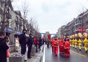 元宵踩街热闹非凡 民泰保安保障安全 --浙江民泰保安保障元宵节踩