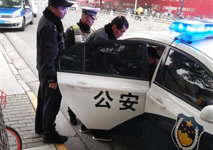 年迈老人迷路 特保热心帮忙 --闵行交通辅警项目帮助迷路老人