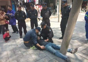 男子路边晕倒  特保热心相助 --宗保金山市容项目热心帮助晕倒男子
