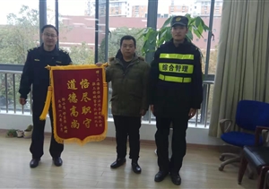 心急如焚孩子走失  感激涕零特保找回 --三林市容项目找回走失小孩