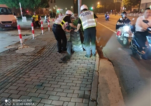 交通安全无小事  清理路障除隐患--孙桥辅警项目队员清理遗落路面
