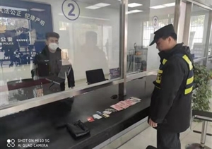 队员捡到钱包归还 失主写信表示感谢 ——三林市容项目队员收到感