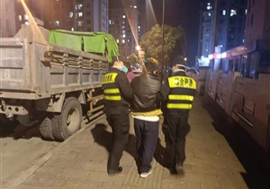 男子醉酒躺路边 队员帮助送回家 —崇贤市容项目队员帮助醉酒男子