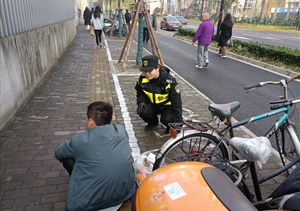 男子醉酒头摔伤 员工帮助送医治—宗保公司员工救助醉酒摔伤男子